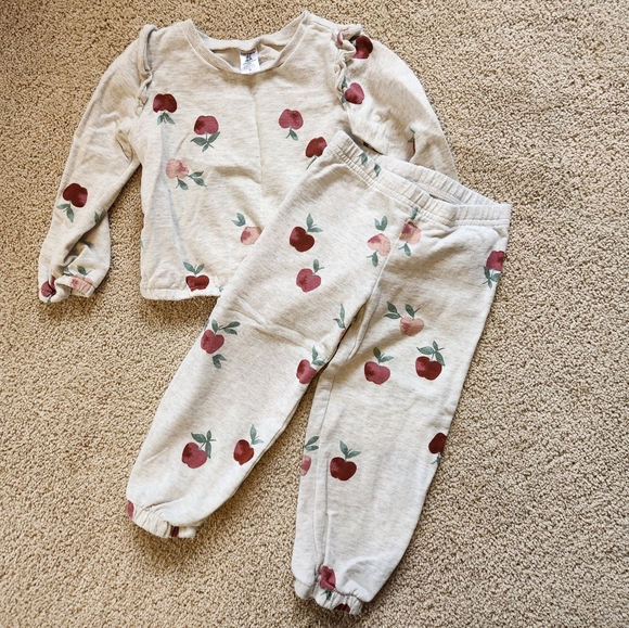 Carters Apple Outfit 4t - Picture 1 of 3